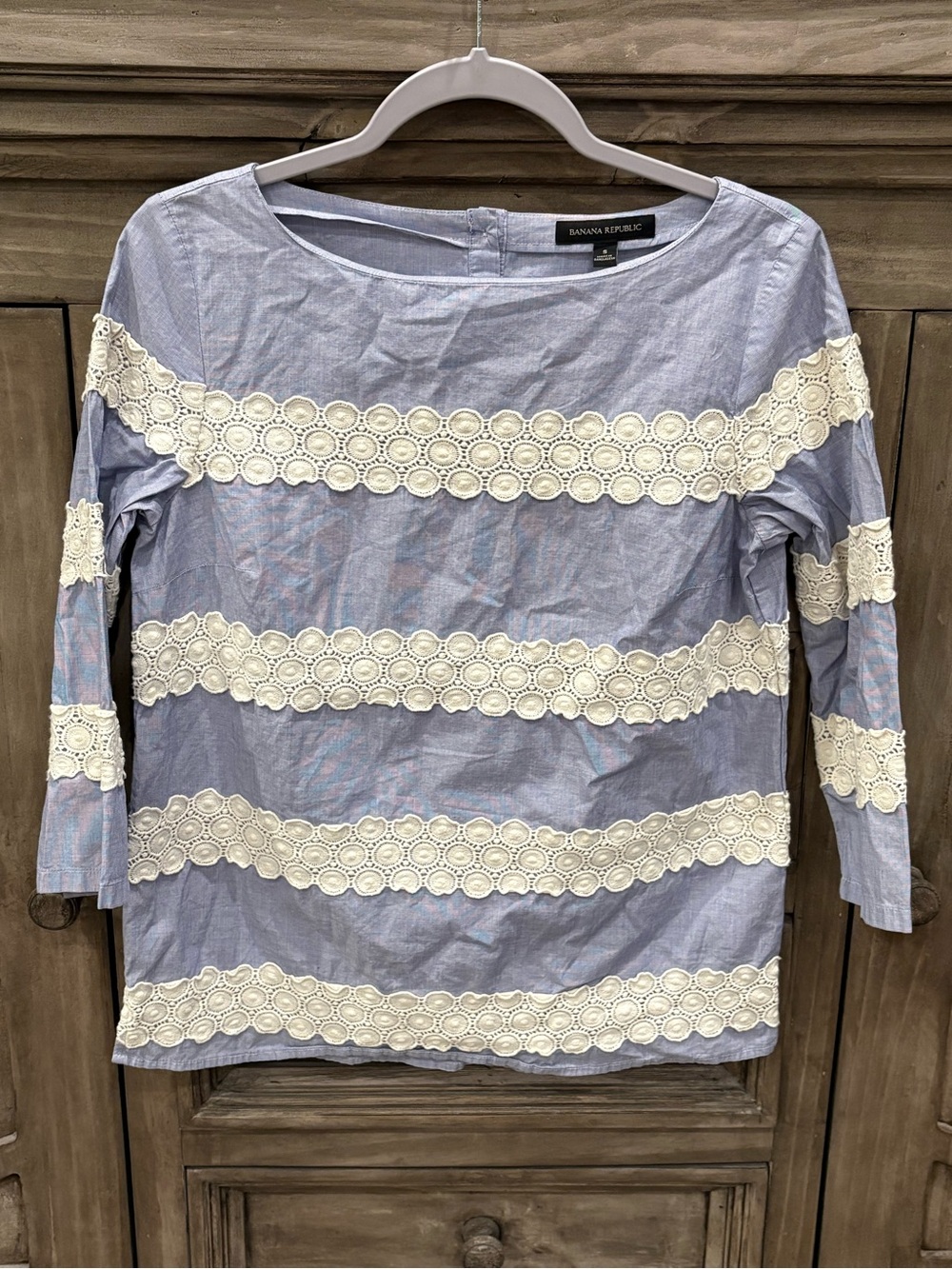 EUC Women’s BANANA REPUBLIC Blue/White 3/4 Sleeve Lace Appliqué Blouse (Small)